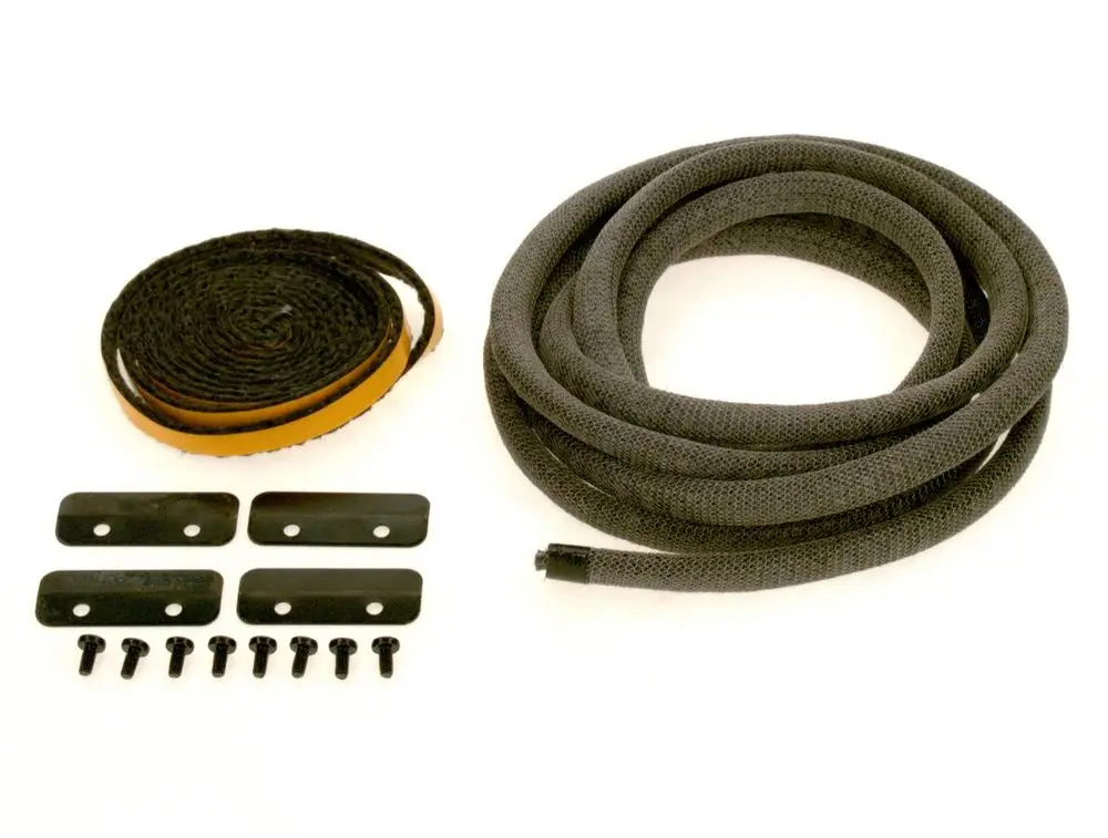 BOSCH Dichtungssatz mit einer schwarzen flexiblen Schlauchkomponente, einem braunen Band und mehreren metallischen Befestigungselementen auf hellem Hintergrund.